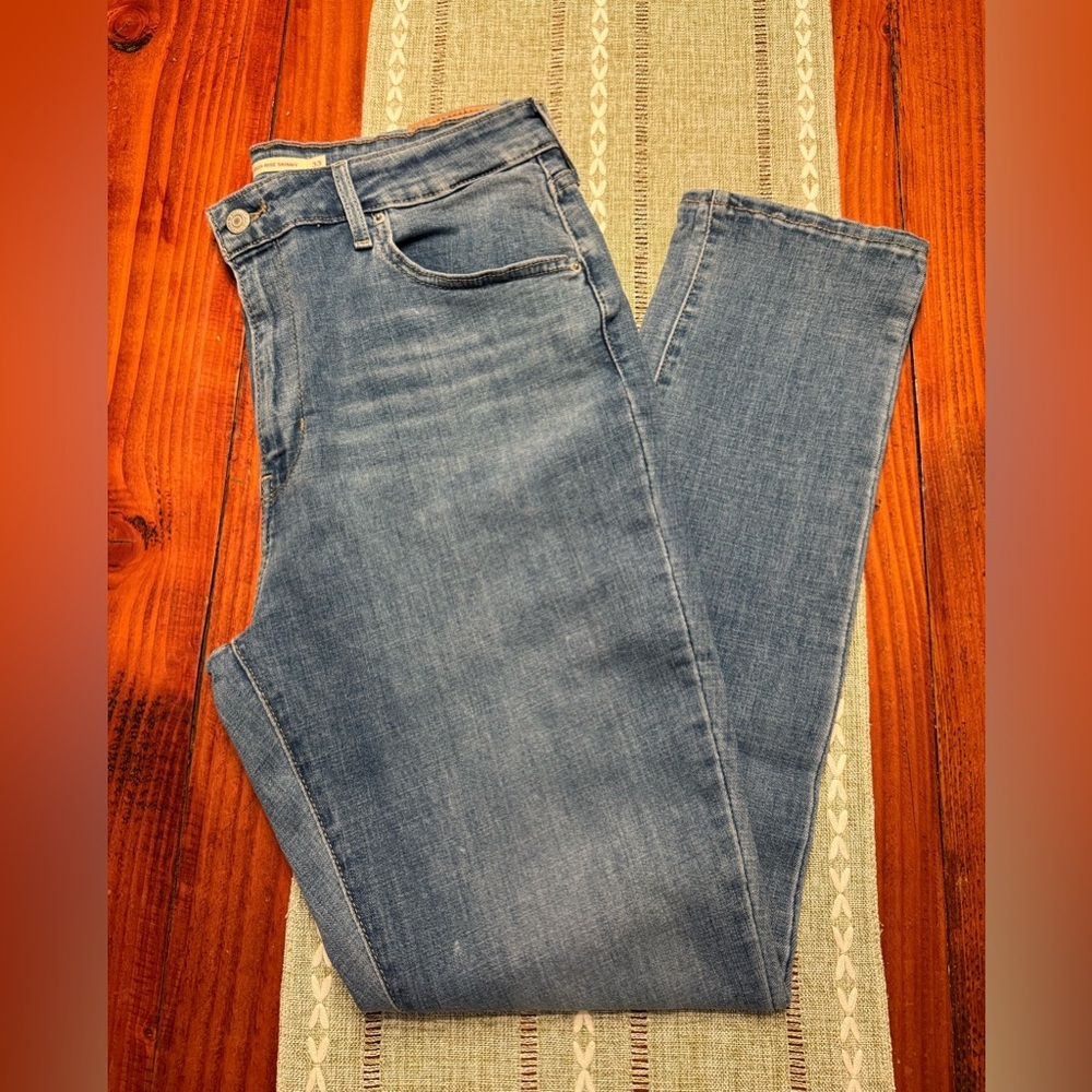 Levi’s 721 High Rise Skinny Jeans Classic Medium Blue Wash - Size 33 Length 30